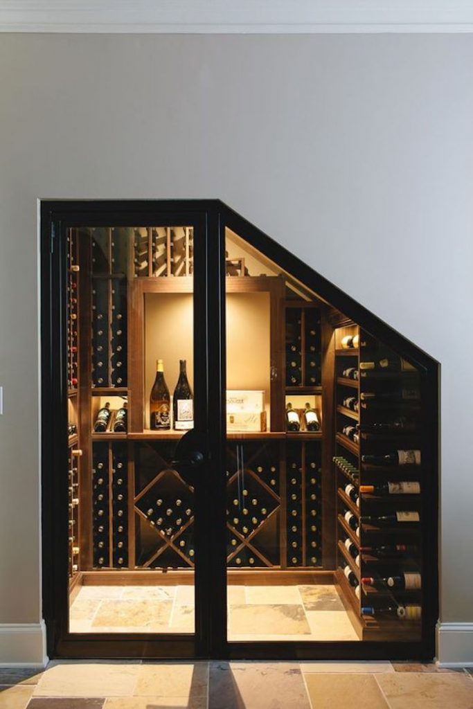  Hình 5: Một không gian để trưng bày tủ rượu gầm cầu thang quá lý tưởng phải không nào