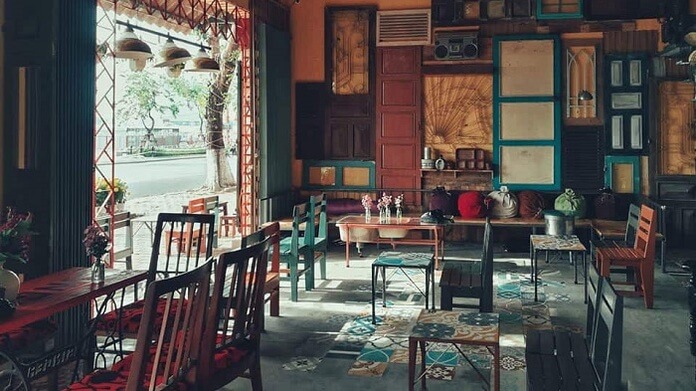 
Ảnh 3: Không gian quán cafe vintage với nhiều đồ nội thất màu sắc
