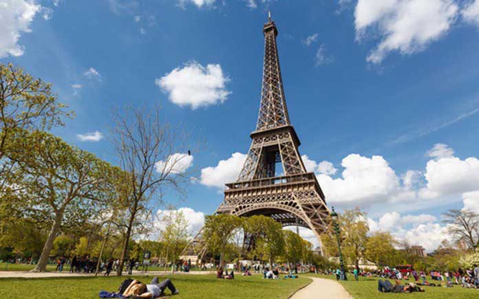
3. Tháp Eiffel ở Pháp được xây dựng bằng thép
