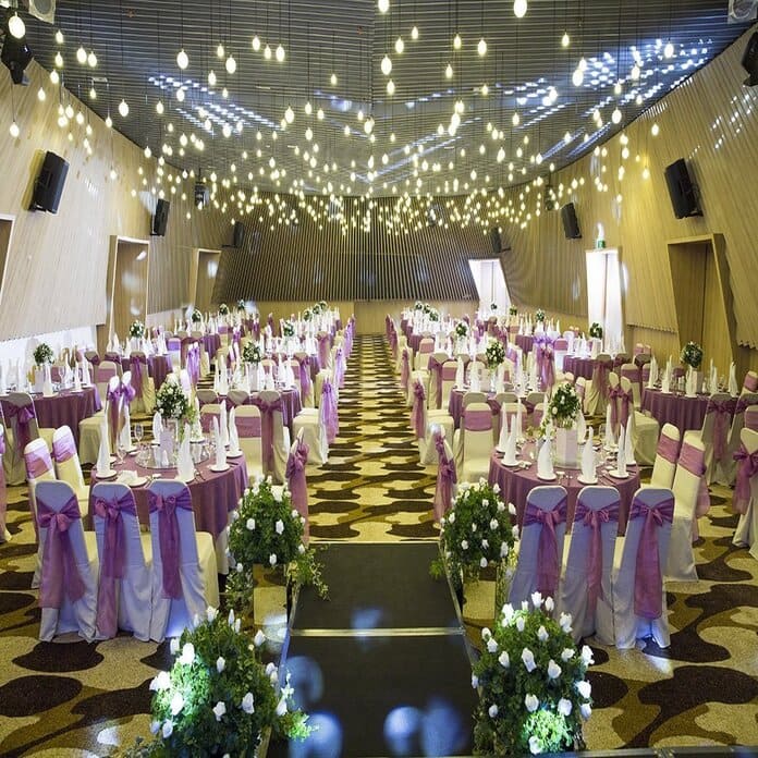 
Không gian tiệc cưới với hệ thống đèn ấm cúng, lãng mạn
