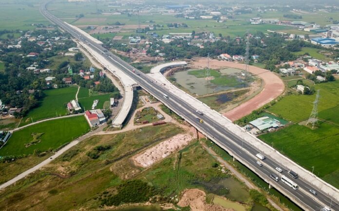 5.Cao tốc Bến Lức Nhơn Trạch được xây dựng nhằm giảm áp lực giao thông trên tuyến đường quốc lộ 1A và quốc lộ 51