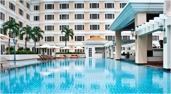 
Ảnh 4: Hồ bơi Equatorial lung linh trong khách sạn
