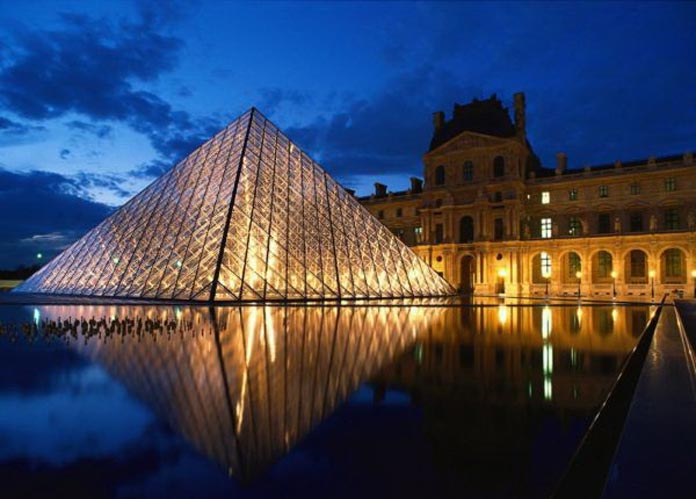  Ảnh 10: Louvre Pyramid được xây dựng với thiết kế vô cùng độc đáo
