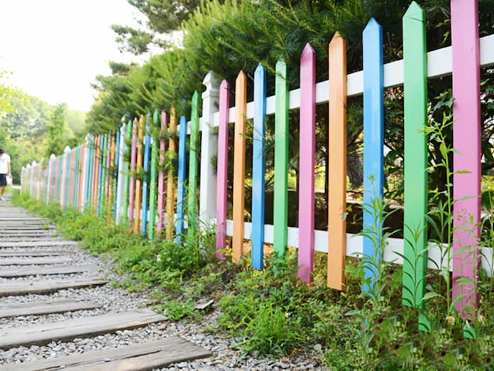 
Ảnh 16: Biến tấu hàng rào đẹp với những màu sắc nổi bật
