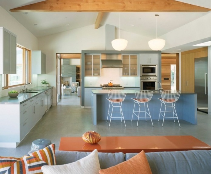 
Ảnh 17: Các mảng màu tươi sáng của gian bếp kết hợp với các chi tiết nội thất hiện đại, tạo nên một căn phòng tràn đầy sức sống.
