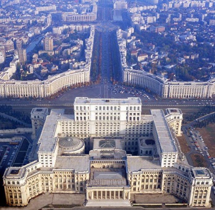  Ảnh 11: Cung điện của quốc hội Rumani là toà nhà dân sự lớn nhất thế giới sở hữu kiến trúc đồ sồ