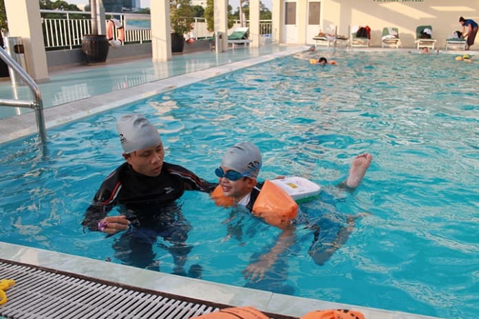 
Ảnh 14: Hồ bơi Khách sạn May có huấn luyện viên dạy bơi cho khách hàng nhí
