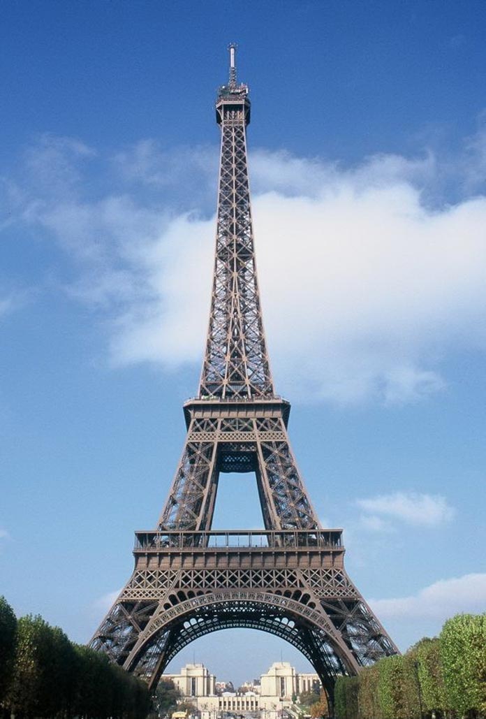  Ảnh 6: Tháp Eiffel là biểu tượng của "kinh đô ánh sáng", đồng thời là công trình thu phí được viếng thăm nhiều nhất trên thế giới.