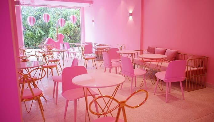 
Ảnh 6: Thiết kế quán trà sữa phong cách dễ thương với tone màu hồng
