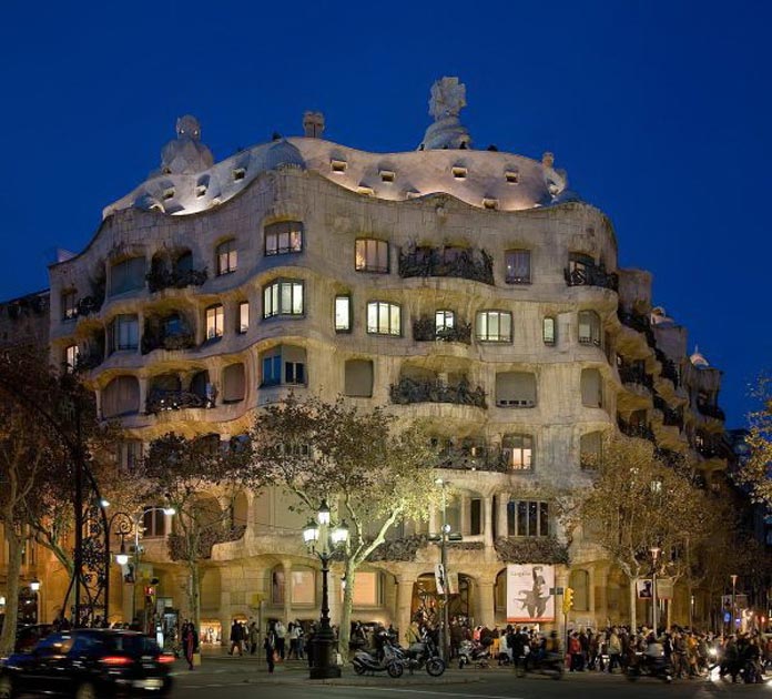  Ảnh 4: Ngoài cái tên Casa Milà thì nhiều người còn gọi toà nhà này là La Pedrera.