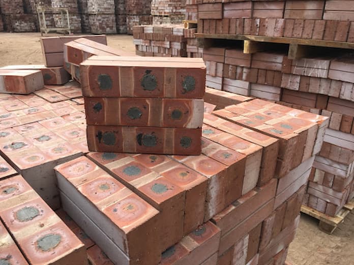 
Ảnh 3: Trong công cuộc xây dựng nhà ở, đòi hỏi người thi công phải có kinh nghiệm và tay nghề chuẩn để xây được tường gạch chất lượng
