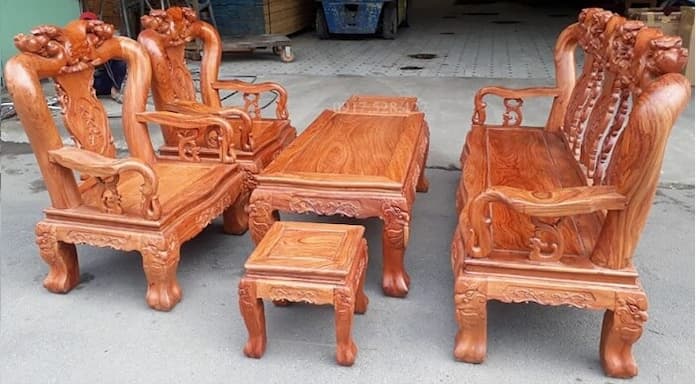  Ảnh 3: Bàn ghế bằng gỗ hương được nhiều người yêu thích với mùi thơm thoang thoảng và dễ chịu