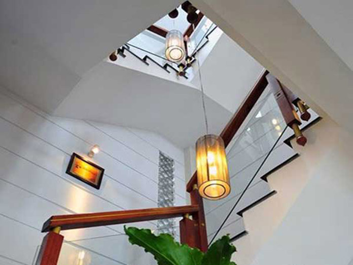 
Ảnh 10: Thiết kế cầu thang và giếng trời trong nhà tạo khoảng không và mang nguồn ánh sáng tự nhiên vào bên trong
