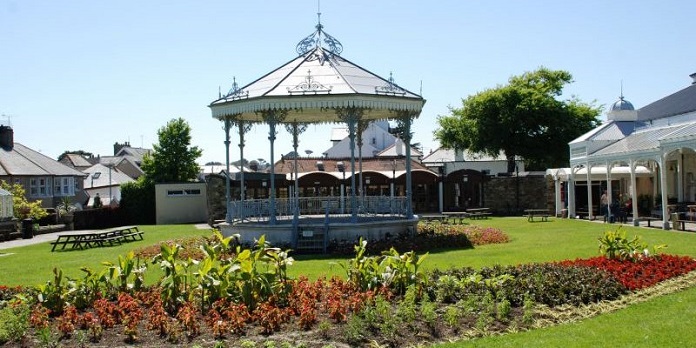 Ảnh 25: Chòi nghỉ sân vườn trang trí bằng hệ thống thảm cỏ