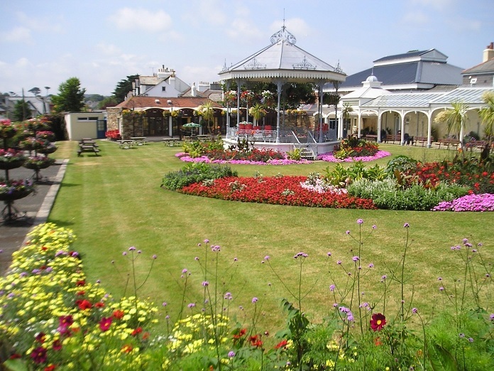 Ảnh 26: Chòi nghỉ sân vườn trang trí bằng hệ thống hoa