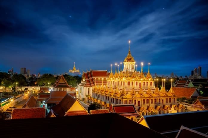
Ảnh 5: Toàn cảnh chùa Loha Prasat về đêm cực lung linh
