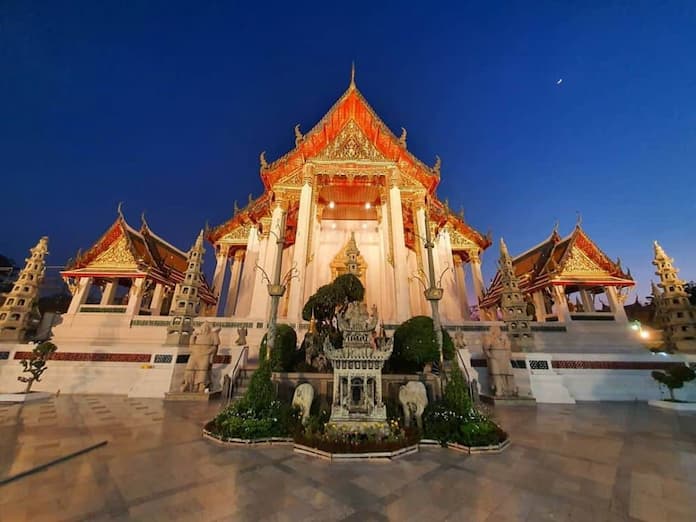 
Ảnh 7: Chùa Wat Suthat luôn mang vẻ đẹp kiến trúc cổ kính
