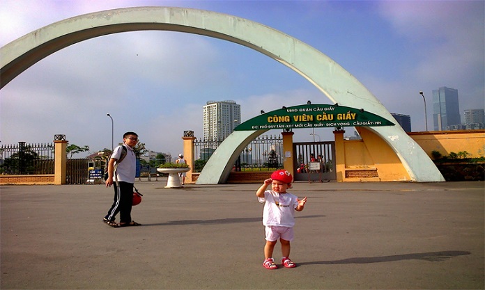 Ảnh 4: Công viên Cầu Giấy với hệ thống cây xanh dày đặc