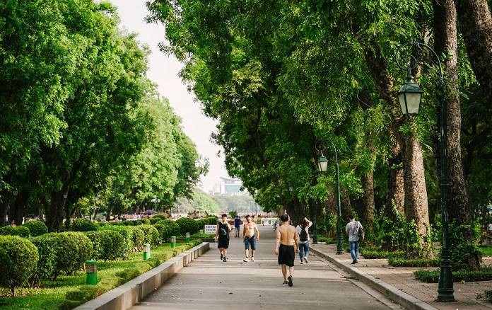 Ảnh 11: Công viên Thống Nhất thu hút rất nhiều bạn trẻ đến đây check-in với hồ Bảy Mẫu.