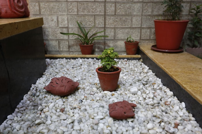 
Ảnh 12: Phối hợp đá cuối, đất nung, gốm sứ sẽ giúp tạo nên một mẫu sân vườn nhà phố đẹp

