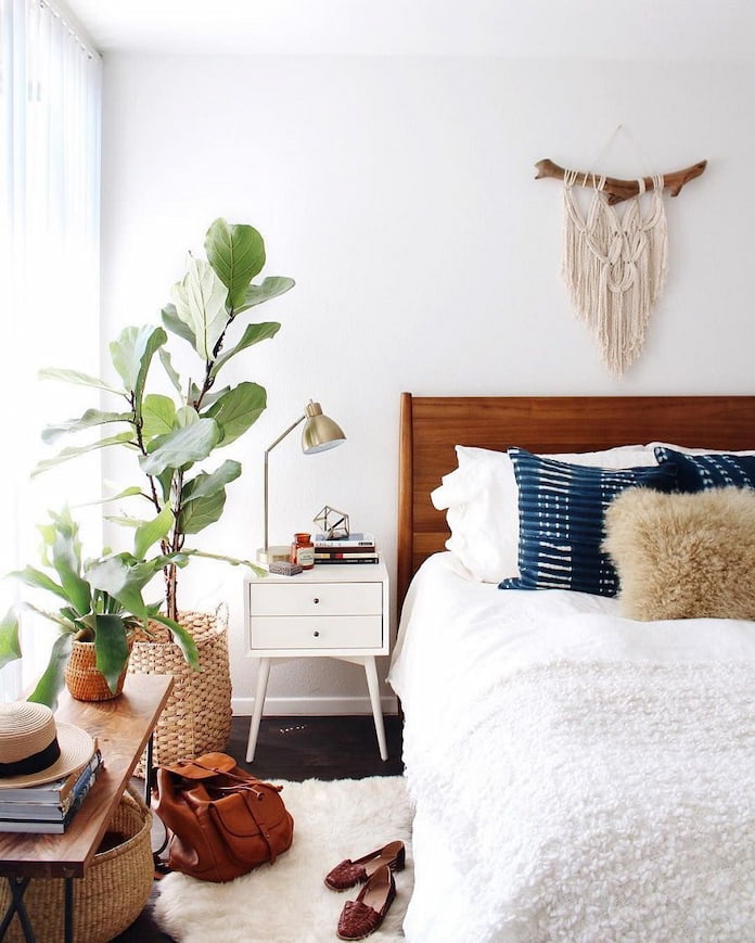  Ảnh 7: Đặt cây cảnh cạnh giường ngủ là cách trang trí cây xanh trong nhà dê dàng mà có tính thẩm mỹ cao