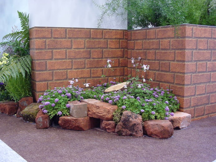 
Ảnh 15: Viẹc dùng cây cảnh để hoá giải góc chết là cách hữu hiệu để thiết kế một mẫu sân vườn nhà phố đẹp
