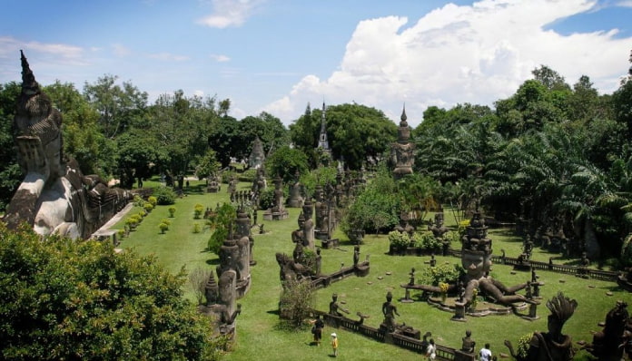 
Ảnh 10: Công viên tượng Phật được xây dựng vào năm 1958 với hơn hơn 200 bức tượng Phật và các vị thần Hindu.
