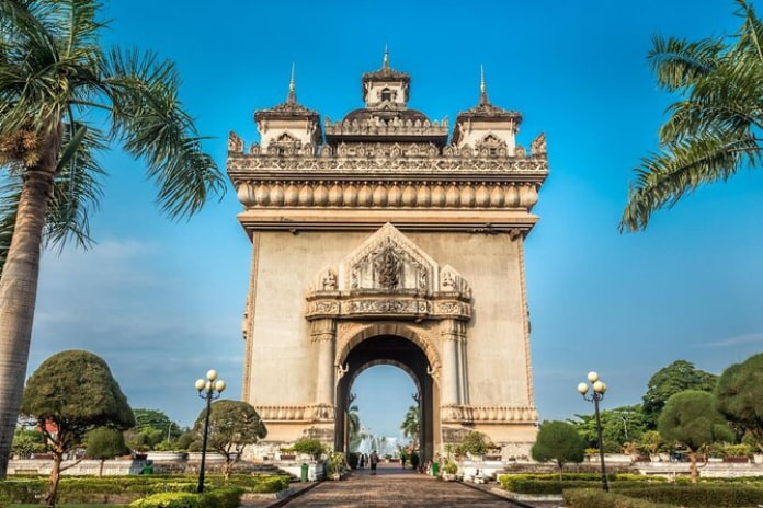 
Ảnh 9: Khải Hoàn Môn Patuxay Gate là một công trình kiến trúc của Lào khá ấn tượng nằm ở cuối đại lộ Lan Xang.
