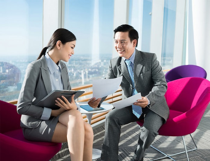Ảnh 2: Người làm môi giới bất động sản giúp các giao dịch nhà đất trở nên thuận lợi hơn