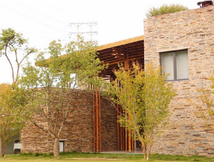 
Ảnh 14: Xây nhà bằng đá chẻ là loại đá được nhiều người ưa chuộng
