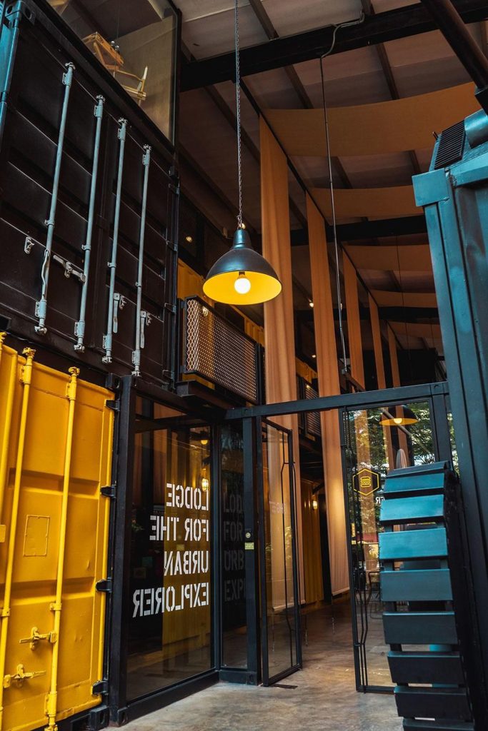 
Ngôi nhà container có kích thước khủng với nhiều ánh đèn, nội thất sang trọng bởi nhiều thùng container ghép vào của kiến trúc sư người Brazil tại Sao Paulo.
