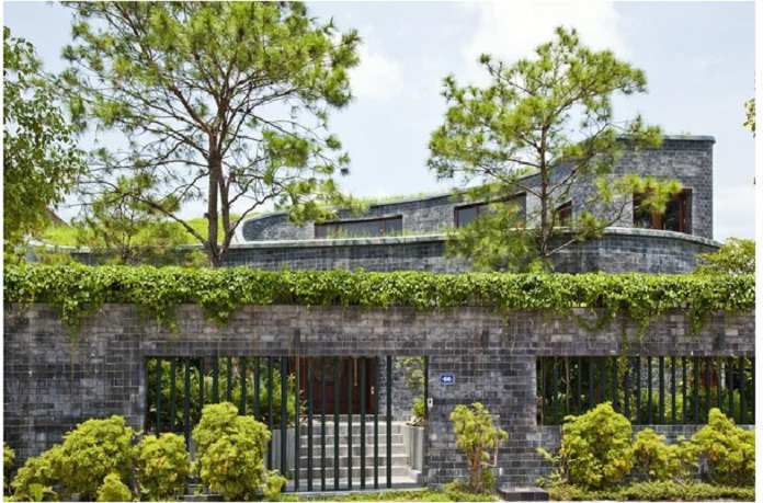 
Ảnh 15: Ngôi nhà được xây bằng đá xanh mang đến vẻ tươi mát
