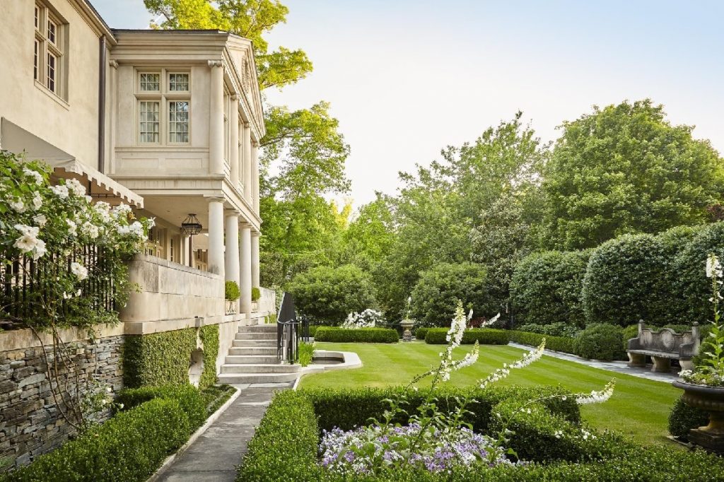 
Mẫu nhà vườn đẹp 2 tầng phong cách cổ điển có sức hút không hề nhỏ
