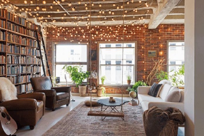 Ảnh 14: Thiết kế phòng sinh hoạt chung trên tầng áp mái sinh động với giá sách và sofa.
