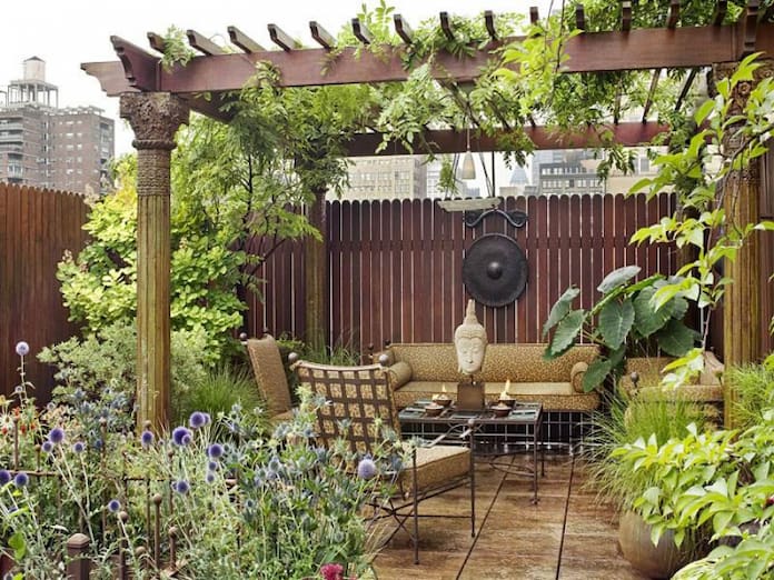 
Ảnh 11: Một mẫu sân vườn nhà phố đẹp ở trên tầng thượng với sự kết hợp của giàn cây leo và bộ bàn ghế nghỉ ngơi
