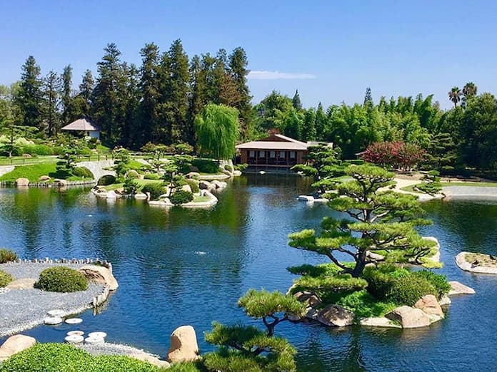  Ảnh 19: Sân vườn Nhật Bản rộng lớn như một bức tranh thủy mặc kết hợp giữa hồ nước, nhà thủy tạ, cây xanh và đá.