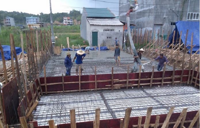 Ảnh 7: Đổ bê tông giằng là công đoạn khá quan trọng có khả năng giúp đảm bảo chất lượng bề tông móng bè cũng như tuổi thọ toàn bộ công trình