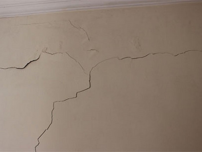 
Ảnh 4: Các vết nứt tường do sơn xử lý rất đơn giản bằng cách đục bỏ lớp hồ cũ và tô sơn lại
