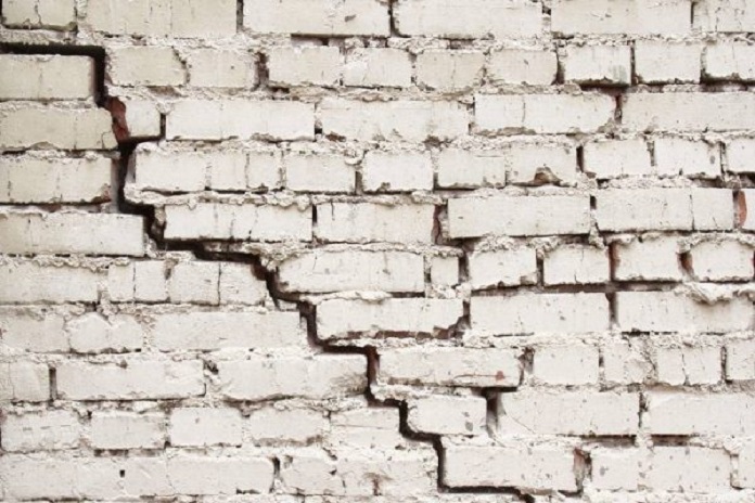 
Ảnh 8: xử lý các vết nứt tường gạch cách đơn giản nhất là dùng keo trám vết nứt tường
