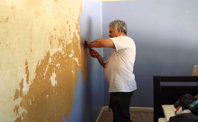 
Ảnh 6: Cần có thợ biết cách cạo lớp sơn nhà cũ đảm bảo kĩ thuật
