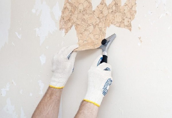 
Ảnh 1: Cạo lớp sơn tường cũ rất quan trọng trong việc thay màu sơn mới cho ngôi nhà
