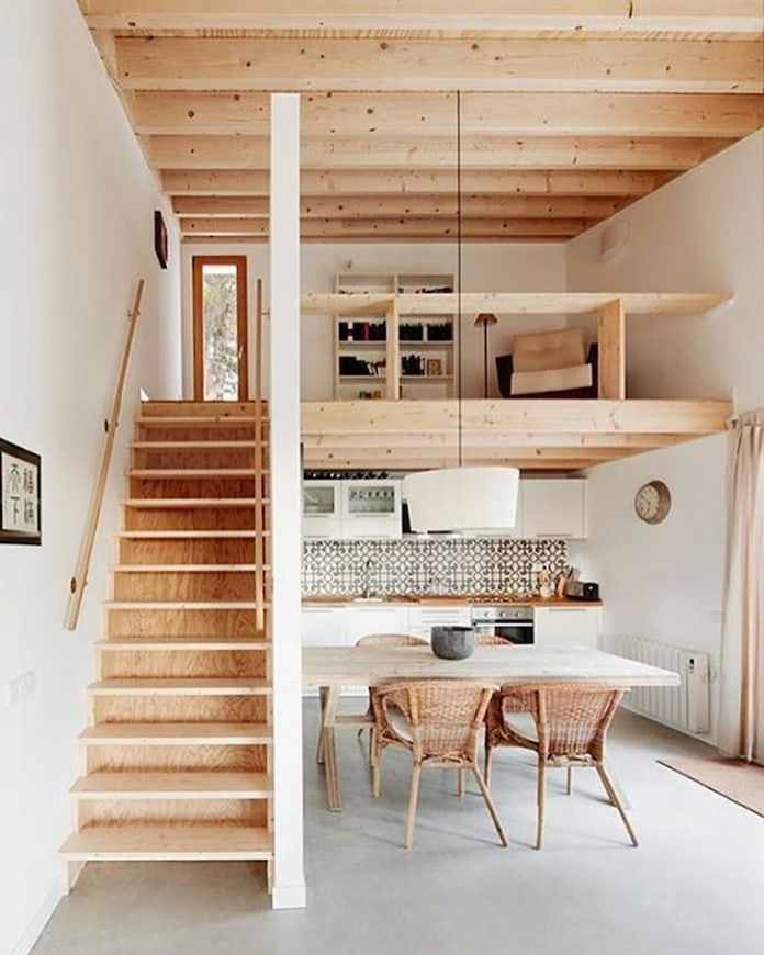 
Ảnh 1: Cầu thang gác lửng bằng gỗ kết hợp với đồ nội thất tạo vẻ đẹp hài hòa cho căn nhà
