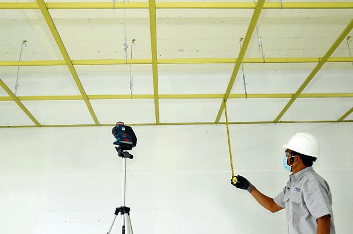 Ảnh 16: Kiểm tra bằng máy laser kết hợp thước dây