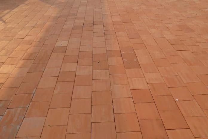 Ảnh 3: Gạch lá nem có độ bền rất cao với khả năng chịu ngoại lực tốt
