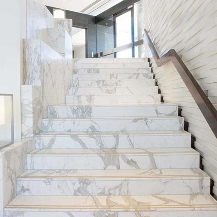 
Ảnh 8: Một trong những mẫu đá ốp lát cầu thang đẹp nhất - ẫu đá cẩm thạch màu trắng xám
