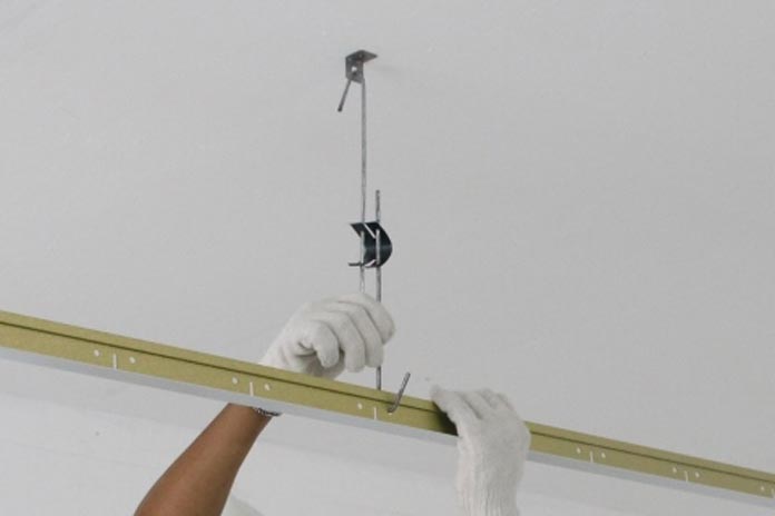 Ảnh 23: Bước kết nối các khung xương chính trong thi công trần thạch cao