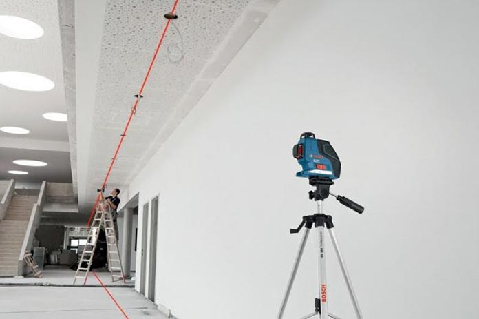 Ảnh 20: Dùng thiết bị hỗ trợ để xác định độ cao trần nhà