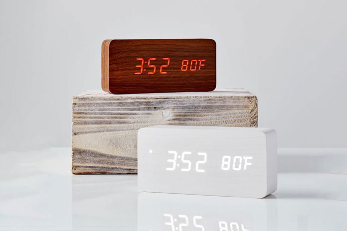
Ảnh 2: Sử dụng đồng hồ gỗ trên bàn
