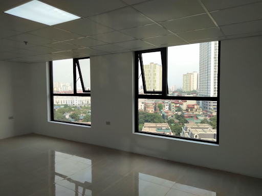 
Đặc biệt, tận dụng lợi thế nằm sát hồ, tòa nhà được thiết kế theo lối kiến ​​trúc mở, sử dụng cửa kính lớn giúp mở rộng tầm nhìn
