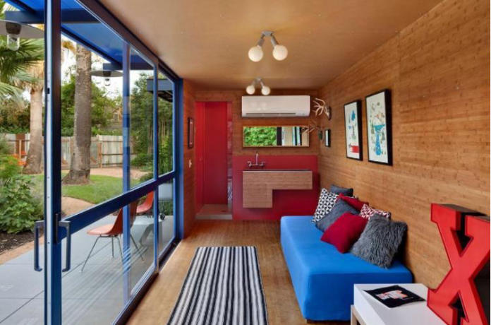 
Thiết kế phòng khách đẹp ấn tượng với bộ sofa bằng nỉ mềm màu xanh hợp tone với khung cửa kính

